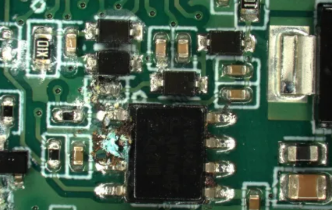 燒毀PCBA外觀特寫:展示電路板局部碳化、發黑及元件損壞的故障現象 燒毀PCBA外觀特寫:展示電路板局部碳化、發黑及元件損壞的故障現象